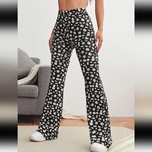 🌈 Shein Black and White Daisy Print Flare Pants